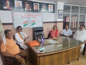 बक्सर जिला कांग्रेस कमेटी के अध्यक्ष डॉ मनोज पांडे ने एक प्रेस विज्ञप्ति जारी कर कहां की बीते दिन हाथरस में जो घटना हुई है इसकी घोर निंदा की डॉ पांडे ने प्रेस को बताया कि उत्तर प्रदेश की सरकार केवल अपनी बडबोलेपन में ही में दोनों रात लगी रहती है भगदड़ पर बयान में बताया कि बाबा नारायण हरि के खिलाफ न अभी तक एफ आई आर हुआ ना गिरफ्तारी हुई जो भी आयोजन करता परमिशन लिए थे उनकी भी गिरफ्तारी नहीं हुई मृतक अस्पताल में दवा एवं आवश्यक वस्तुओं के लिए अपनी जान गवा चुके कितने ही मृतक तो एंबुलेंस के नहीं रहने के कारण वहीं पर अंतिम सांस ले लिए डॉ पांडे ने कहा कि उत्तर प्रदेश सरकार को तत्काल रूप से इस्तीफा दे देना चाहिए एवं कानून व्यवस्था में बेलगाम सरकार को बर्खास्त कर राष्ट्रपति शासन लागू होना चाहिए डॉ पांडे ने कहा कि जहां 2 लाख से ऊपर श्रद्धालु आ रहे हैं वहां की प्रशासन गहरी नींद में सो रही है सरकार अपनी झूठ की उपलब्धि  में लिप्त है डॉ पांडे ने कहा कि योगी को थोड़ा भी आम जनता के प्रति प्रेम एवं सौहार्द्ध है तो उन्हें तत्काल रूप से इस्तीफा दे देना चाहिए राष्ट्रपति को उत्तर प्रदेश की सरकार को बर्खास्त कर देना चाहिए डॉ पांडे ने मृतक परिवारों को 50-50 लाख रुपया एवं आश्रितों को सरकारी नौकरी देने की मांग की डॉ पांडे ने घायल परिजनों को तत्काल रूप से 10-10 लाख सहायता राशि देने की सरकार से मांग की डॉ पांडे ने बताया कि इस तरह की घटना आजादी के बाद कभी भी देखने को किसी राज्य में नहीं मिली थी डॉ पांडे ने इस घटना की न्यायिक जांच देश के उच्च न्यायिक जज से करने की मांग की