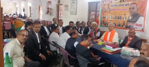 बक्सर -भाजपा विधि प्रकोष्ठ ने स्थापना दिवस पर केक काट कर स्थापना दिवस मनाया