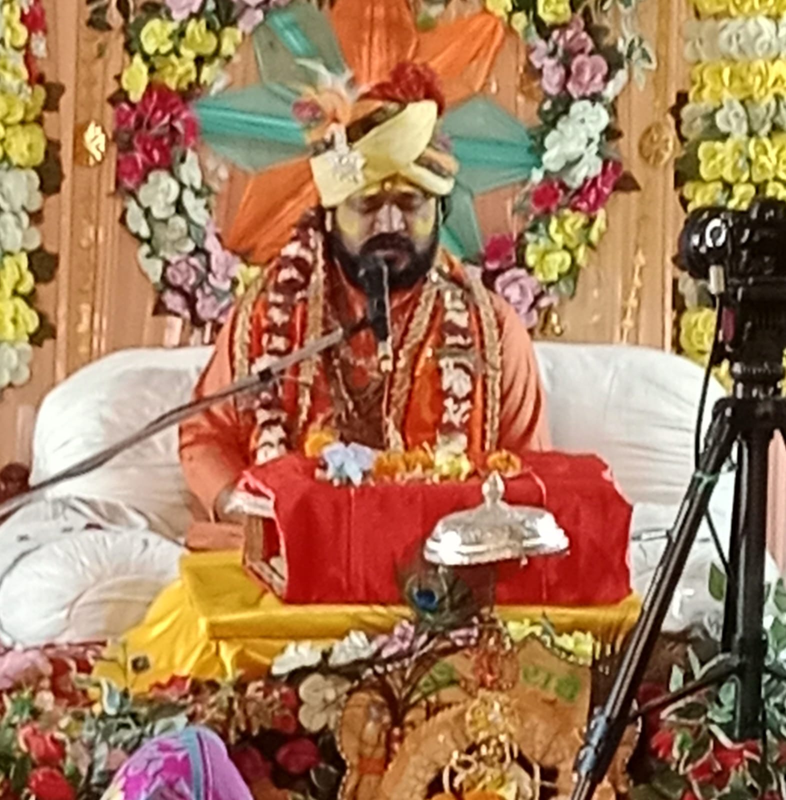 श्री वृन्दावन धाम से पधारे पूज्य सन्त श्री कान्हा जी महाराज ने।