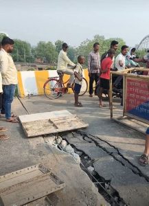 5 साल में रेल ओवरब्रिज बना 15 दिनों में आई इसमें दरारे यही है विकास की असली पहचान।