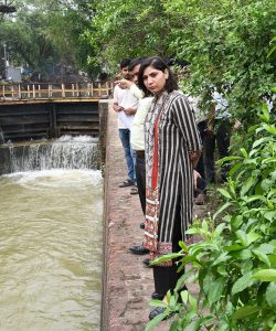 सिंचाई हेतु जल की उपलब्धता का सोन नहर का निरीक्षण किया जिलाधिकारी।