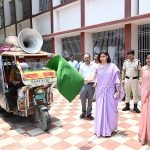 जिला पदाधिकारी, उप विकास आयुक्त एवं श्रम अधीक्षक के द्वारा बाल श्रम के विरूद्ध जागरूकता प्रचार-प्रसार वाहन को हरी झंडी दिखाकर रवाना किया गया।
