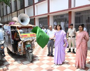 जिला पदाधिकारी, उप विकास आयुक्त एवं श्रम अधीक्षक के द्वारा बाल श्रम के विरूद्ध जागरूकता प्रचार-प्रसार वाहन को हरी झंडी दिखाकर रवाना किया गया।