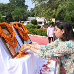 गांधी जयंती एवं पूर्व प्रधानमंत्री लाल बहादुर शास्त्री जी की जयंती के अवसर पर जिला पदाधिकारी ने अर्पित किए श्रद्धा-सुमन