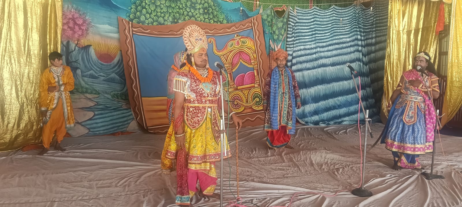कारागार में गूंजी श्रीकृष्ण जन्म की किलकारी, रामलीला मंच पर गूंजा जय श्रीराम का जयघोष