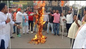 खड़गे के कथित अमर्यादित बयान के विरोध में भाजपा बक्सर ने किया पुतला दहन